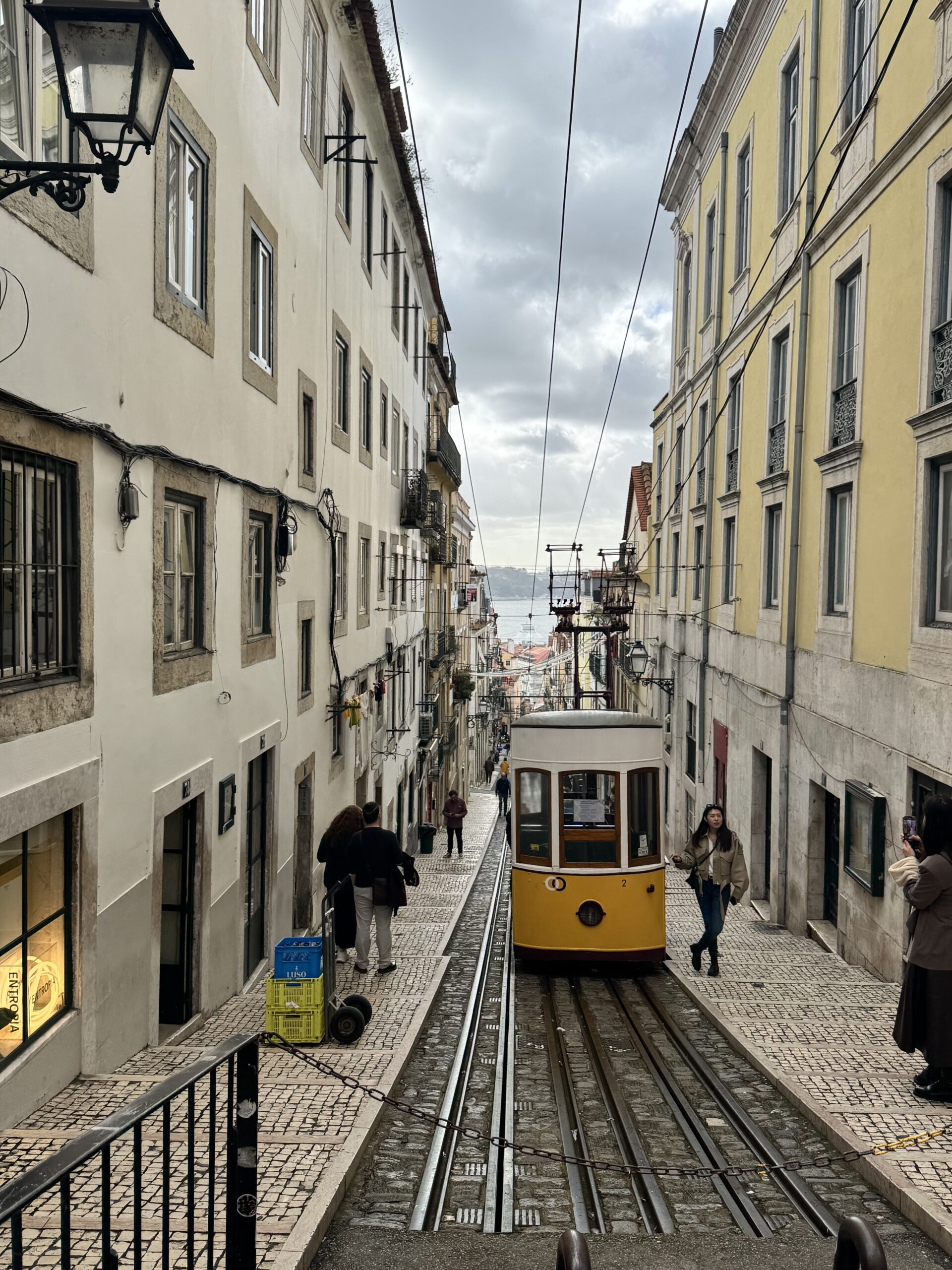 yellow tram Lisabon